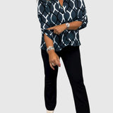 Noor – Grafikus mintás blúz