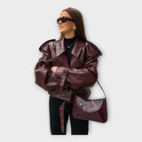 Bőrkabát Övvel és Modern Részletekkel