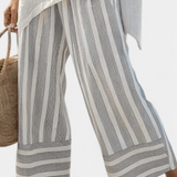 Daisy Szett Aszimmetrikus Pólóval és Csíkos Nadrággal a Modern és Elegáns Stílusért